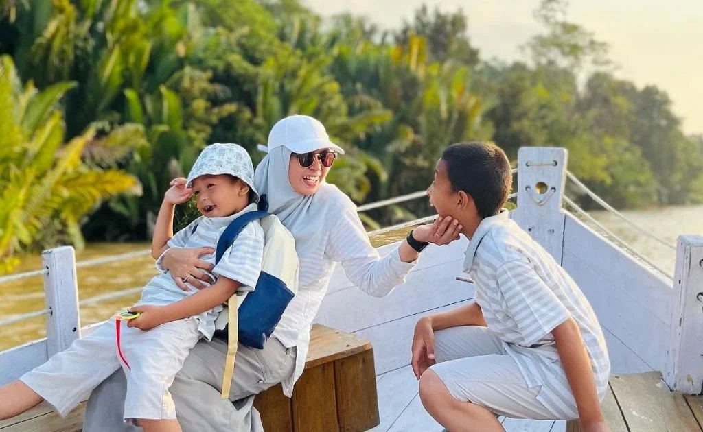 Wisatawan susur sungai Batubatu