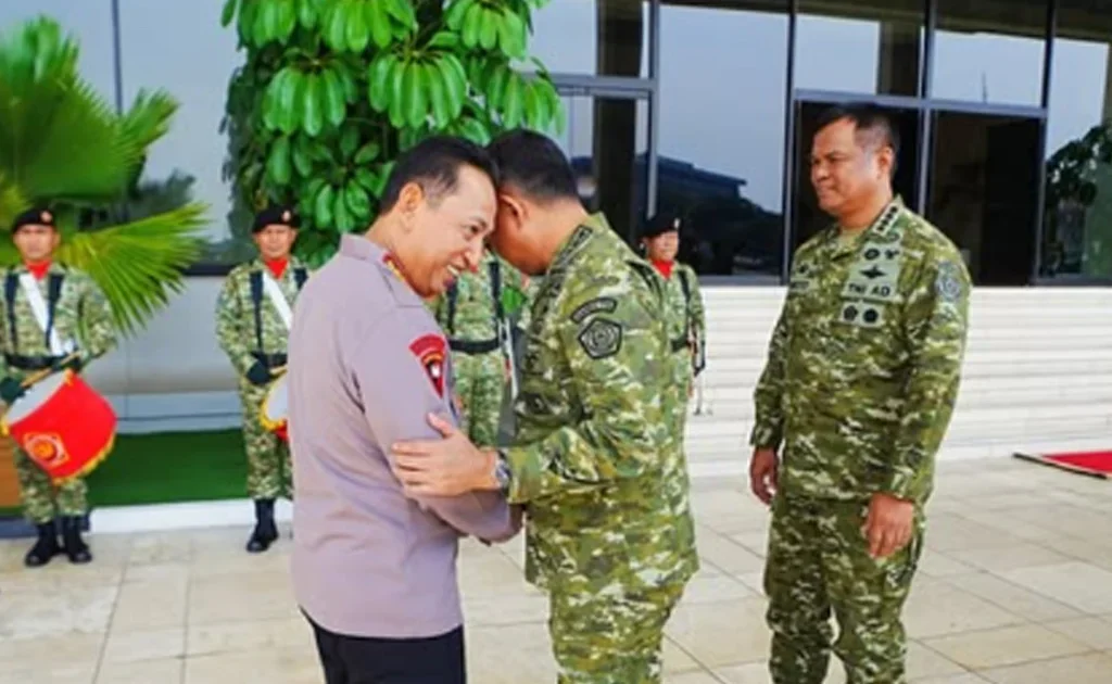 Kapolri Jenderal Listyo Sigit mengunjungi Mabes TNI dan bertemu Panglima TNI (Instagram/@listyosigitprabowo)