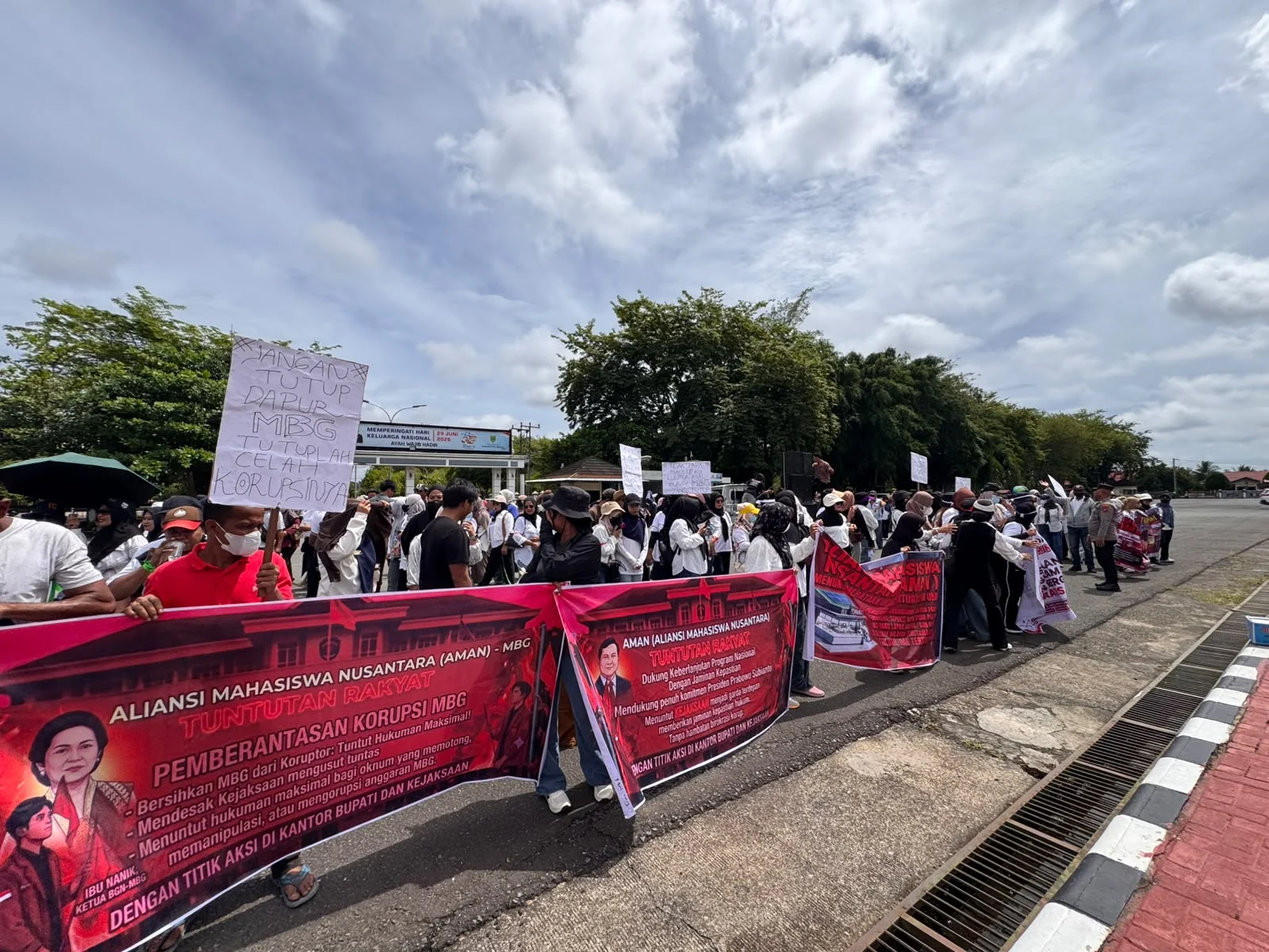 Fakta-fakta Demo Dukung MBG Berau: Tak Ingin Program Disetop Akui Bantu Perekonomian Keluarga