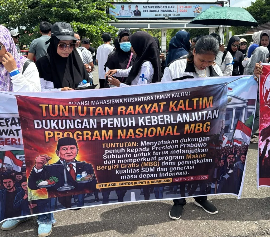 Puluhan massa Aliansi Mahasiswa Nusantara (AMAN) menggelar aksi damai mendukung program MBG di Halaman Kantor Bupati Berau, Rabu (1/7/2026).