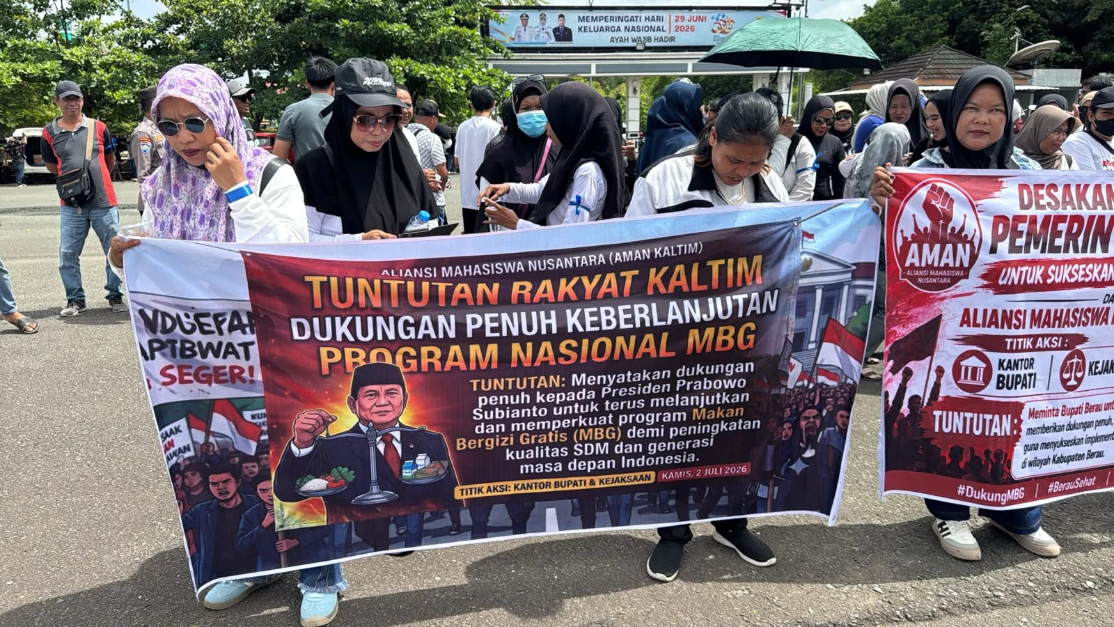 Geruduk GOR Pemuda dan Kantor Bupati, Puluhan Mahasiswa Sampaikan Dukungan Program MBG
