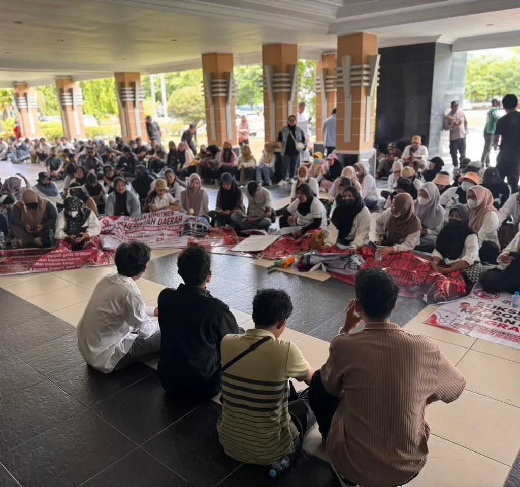 Suasana aksi damai mendukung program MBG di teras Kantor Bupati Berau, Rabu (1/7/2026). (AIDIL/BT)