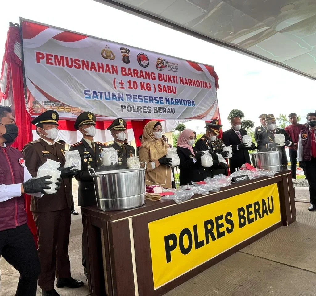 Pemusnahan barang bukti sabu seberat 10 kilogram di halaman lobi Mapolres Berau, Rabu (1/7/2026).