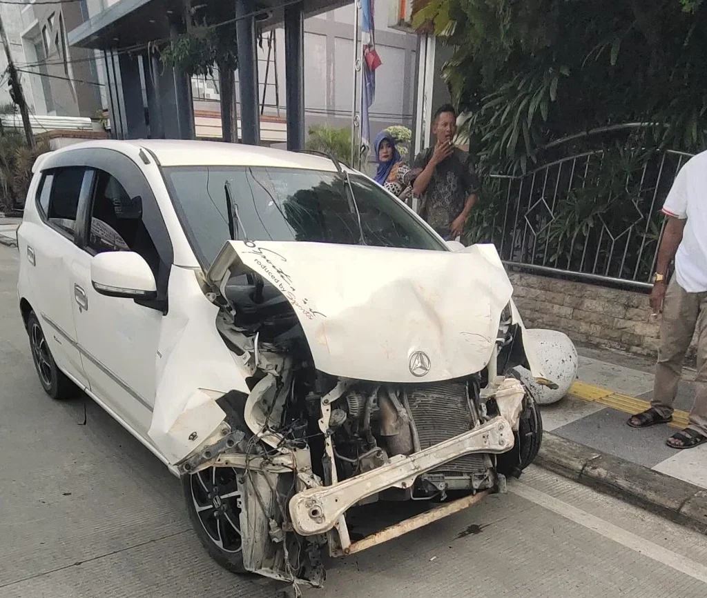 Kondisi mobil Daihatsu Ayla yang alami tabrakan di simpang Jalan Gajah Mada-Jalan Panglima Batur, Tanjung Redeb, Kamis (2/7/2026).