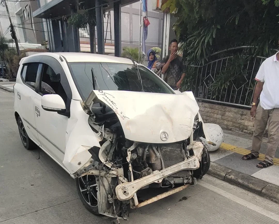 Tabrakan Keras Hilux Kontra Ayla di Simpang Gajah Mada, Polisi Sebut Satu Penumpang dalam Kondisi Mabuk