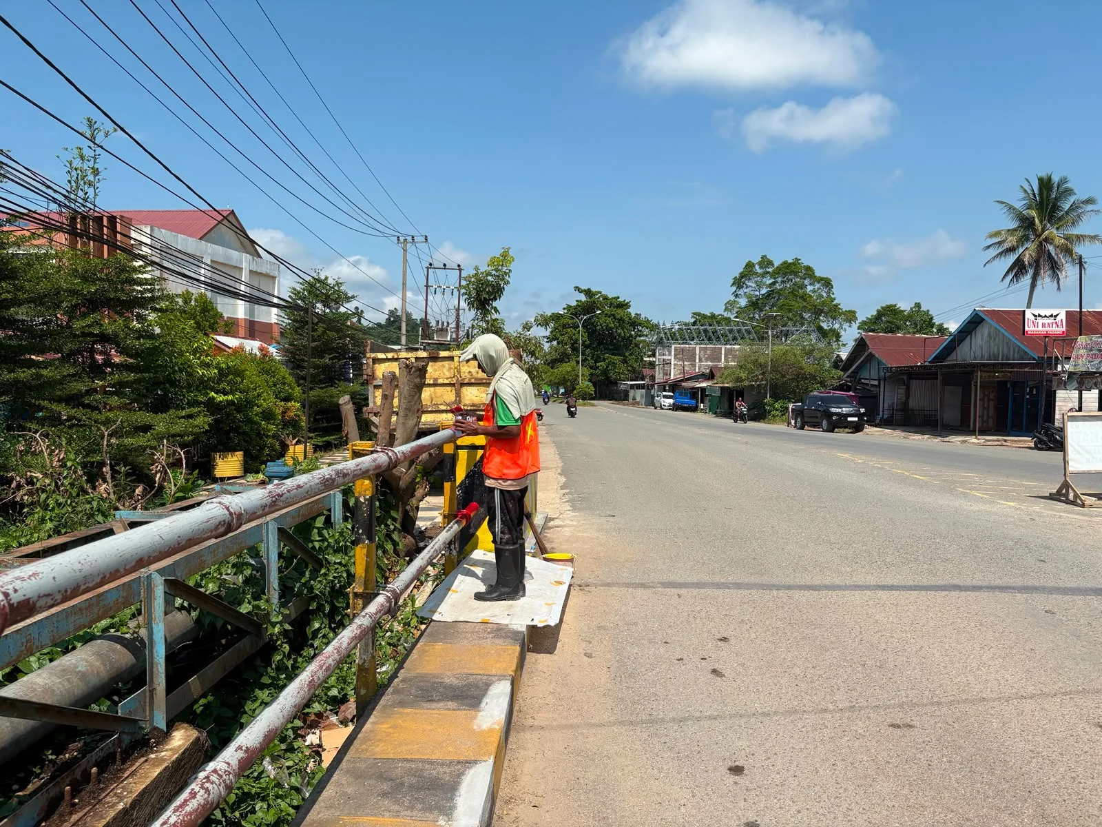 Pengerjaan median jalan di sekitar jembatan Kelurahan Rinding, Kecamatan Teluk Bayur, Selasa (7/7/2026).
