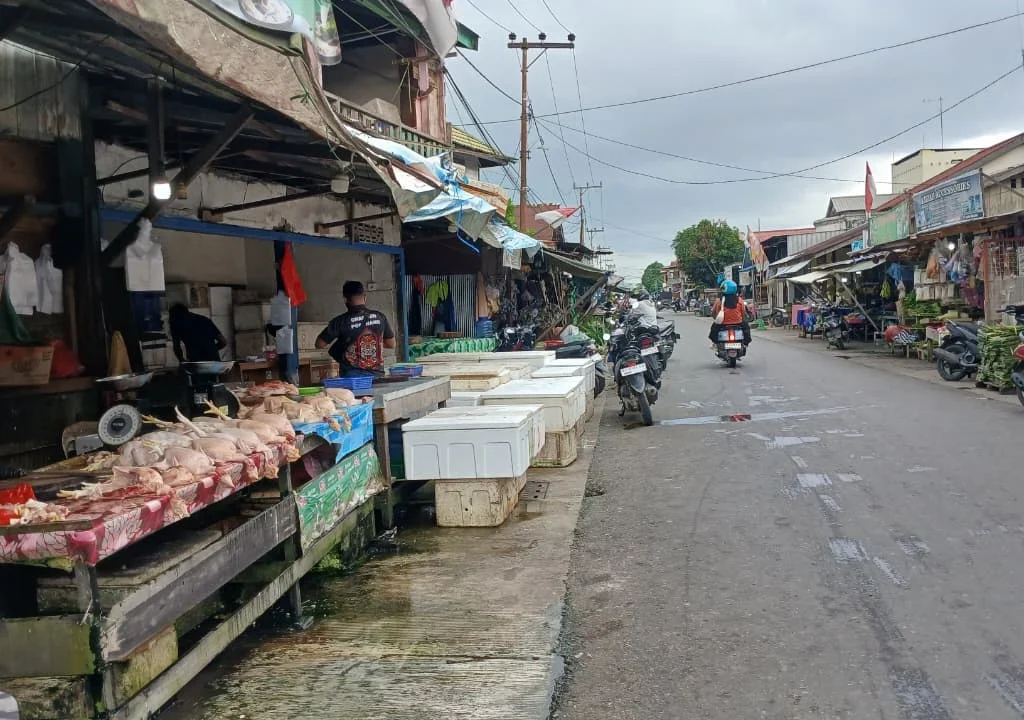 Pedagang daging di Jalan Manunggal, Kelurahan Karang Ambun, Tanjung Redeb. (Adrikni/BT)