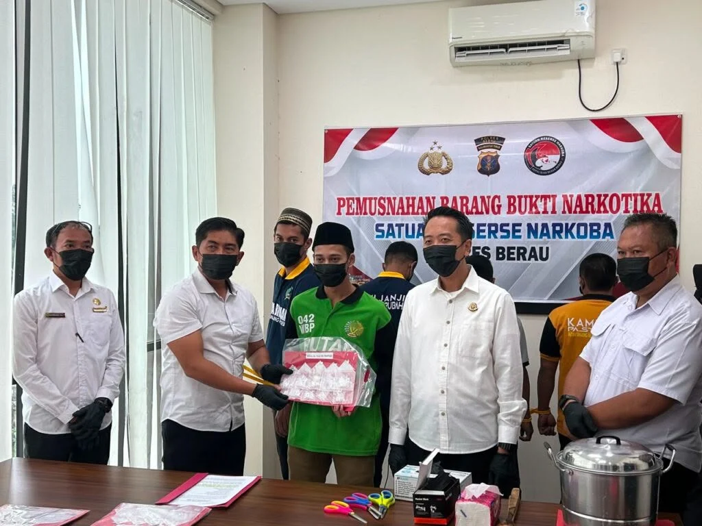 6 Pria dan 1 Wanita Jadi Tersangka, Polres Berau Musnahkan 152,77 Gram Sabu