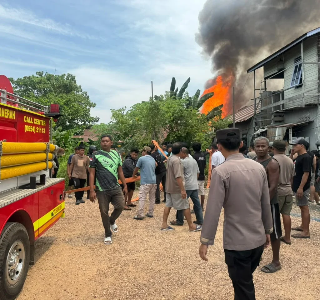 Suasana pemadaman api lokasi kebakaran rumah di Gang Pulau Panjang, Tanjung Redeb, Minggu (12/7/2026).