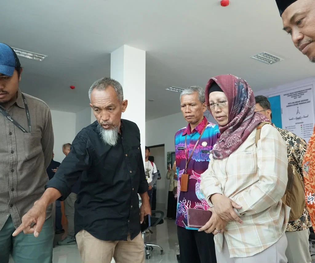 Ketua Tim Verifikator Geopark Sangkulirang-Mangkalihat, Prof Mega Fatimah Rosana, saat berada di kantor Dinas Kebudayaan dan Pariwisata Berau. (IST)