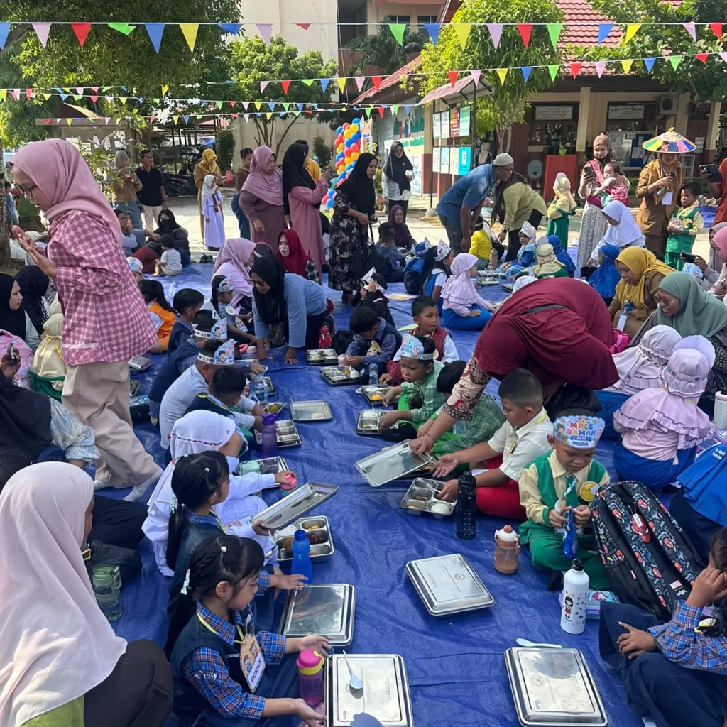 Murid baru SDN 007 Tanjung Redeb saat menyantap menu MBG didampingi orang tuanya, Senin (13/7/2026).
