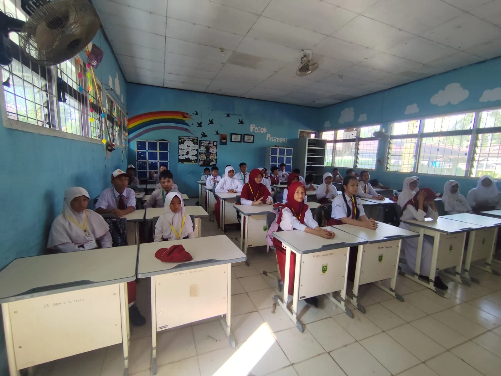 Seragam Gratis Dibagikan 2 Bulan Lagi, Orang Tua Murid Terpaksa Tetap Beli Sendiri