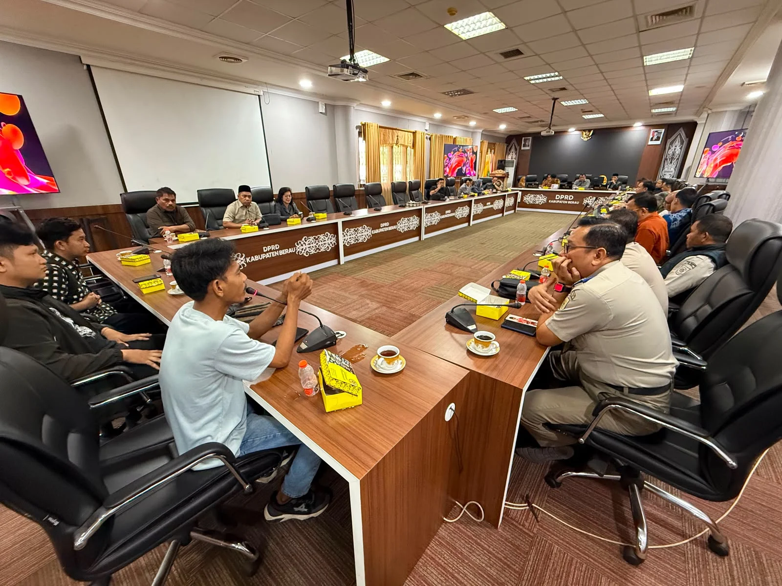 Tak Puas Penjelasan Merger dengan UMB, Mahasiswa dan Alumni STIPER Walk Out dari Rapat DPRD Berau