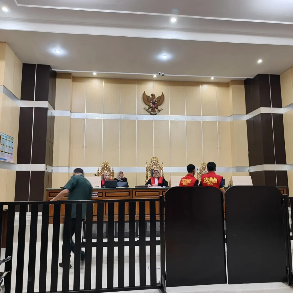 Terdakwa NTS dan PR saat menjalani sidang di Pengadilan Negeri Tanjung Redeb, Selasa (14/7/2026).