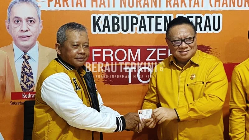 Dewan Penasehat Kehormatan DPC Hanura Berau, Agus Wahyudi (kiri), bersama mendiang Suriansyah.