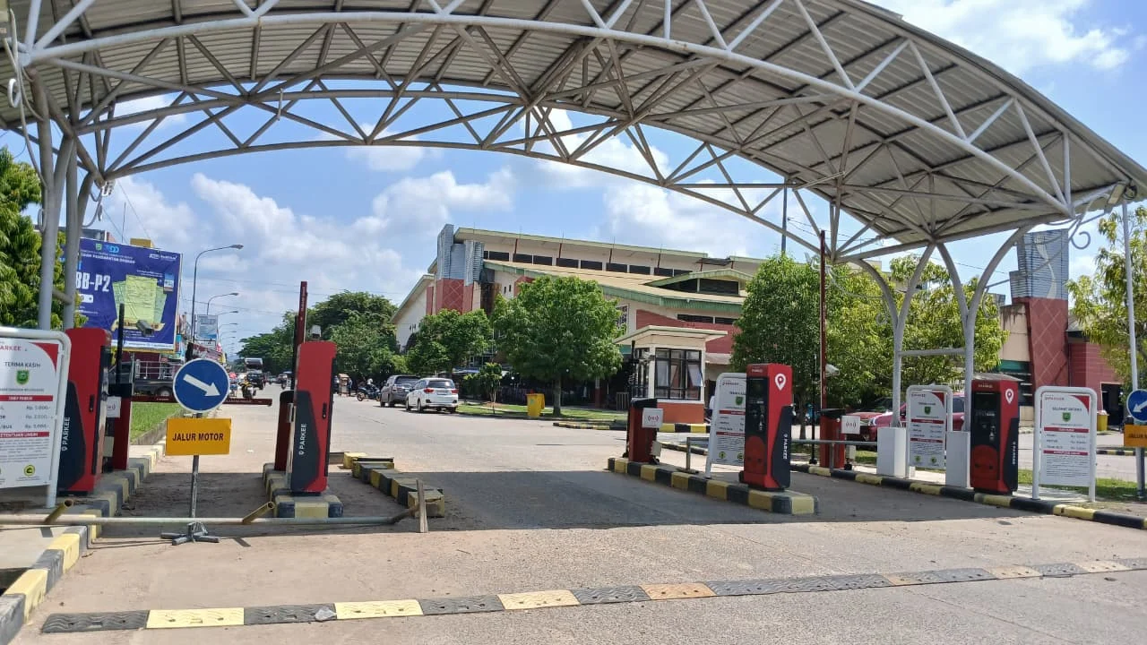 Sudah 5 Bulan Rusak Diamuk Massa, Portal Parkir Elektronik Pasar Sanggam Tak Kunjung Diperbaiki