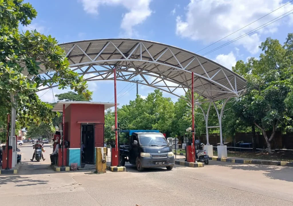 Kondisi terbaru mesin parkir elektronik Pasar Sanggam Adji Dilayas, Rabu (15/7/2026), beberapa bulan setelah dirusak massa. (Adrikni/BT)