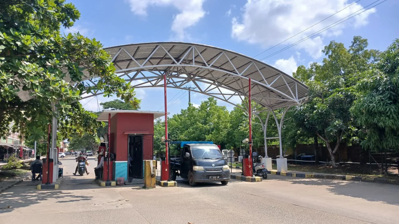 Kondisi terbaru mesin parkir elektronik Pasar Sanggam Adji Dilayas, Rabu (15/7/2026), beberapa bulan setelah dirusak massa. (Adrikni/BT)