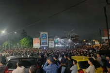 Serunya Nobar Final Piala Dunia di Simpang Empat KFC, Ketua DPRD Berau Bagikan 1.000 Paket Kopi dan Kue