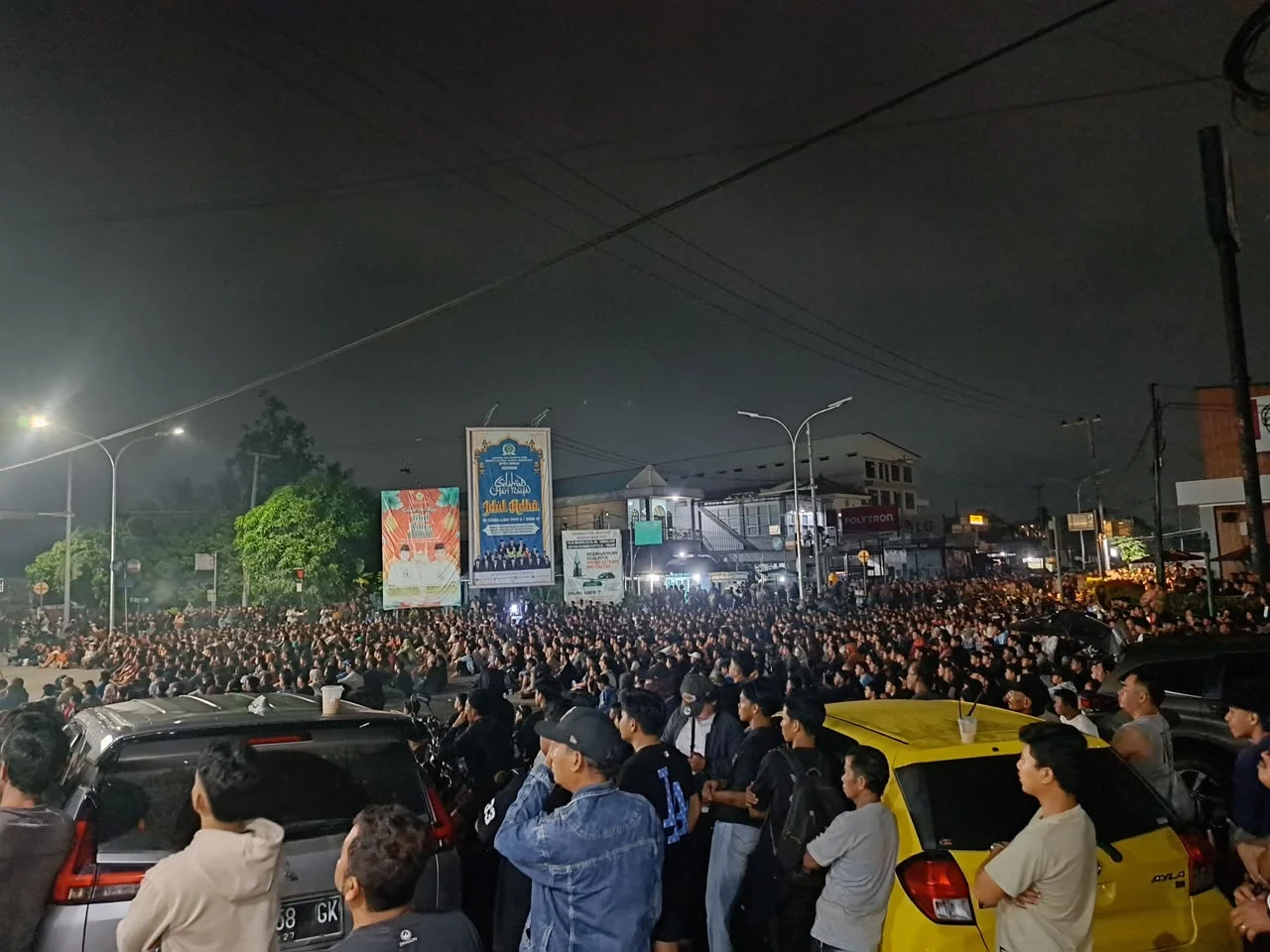 Serunya Nobar Final Piala Dunia di Simpang Empat KFC, Ketua DPRD Berau Bagikan 1.000 Paket Kopi dan Kue
