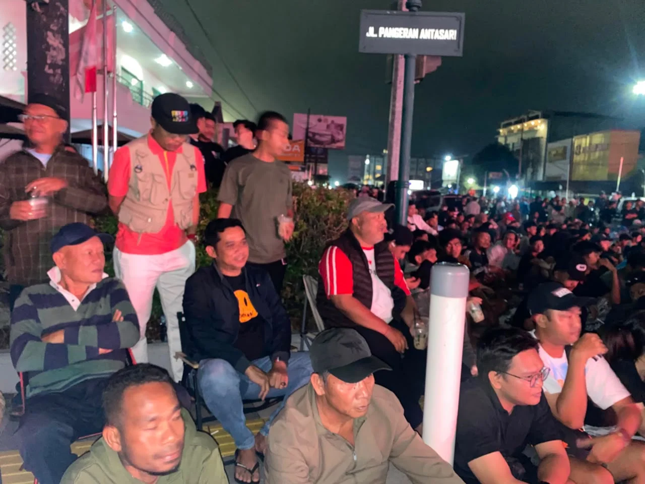 Ketua DPRD Berau, Dedi Okto Nooryanto, bersama Gamalis saat ikut nobar final Piala Dunia 2026 di simpang empat KFC, Senin (20/7/2026). 