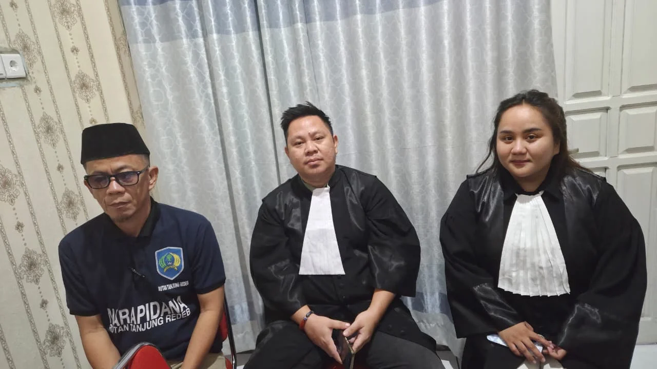 Terdakwa AW saat menjalani sidang pembacaan tuntutan tindak pidana korupsi penyimpangan penyaluran KUR di BRI Tanjung Redeb, Senin (20/7/2026).