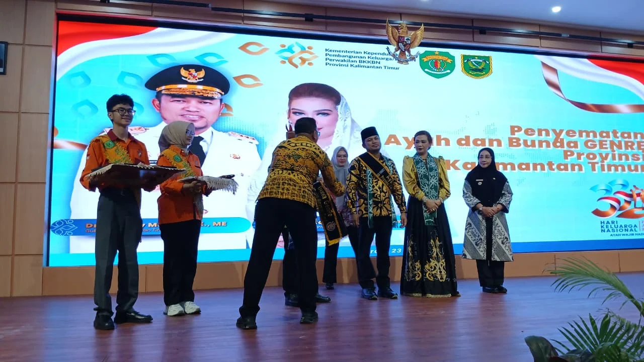 Puncak Harganas 2026, Gubernur Kaltim dan Bupati Berau Dikukuhkan Jadi Ayah-Bunda Genre