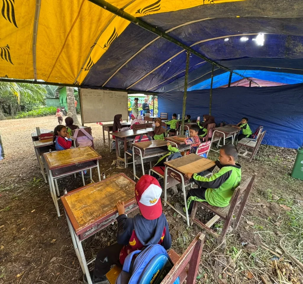 Kondisi belajar mengajar di SDN 001 Filial Birang, Kecamatan Gunung Tabur, di dalam tenda darurat. (ZUHRIE/BT)