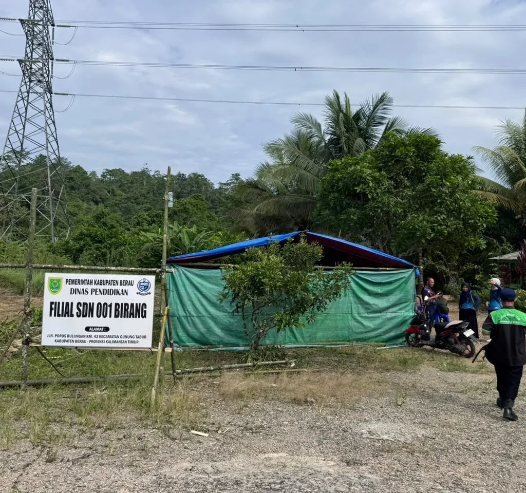 Tenda darurat sekolah filial SDN 001 Birang, Kecamatan Gunung Tabur. (ZUHRIE/BT)