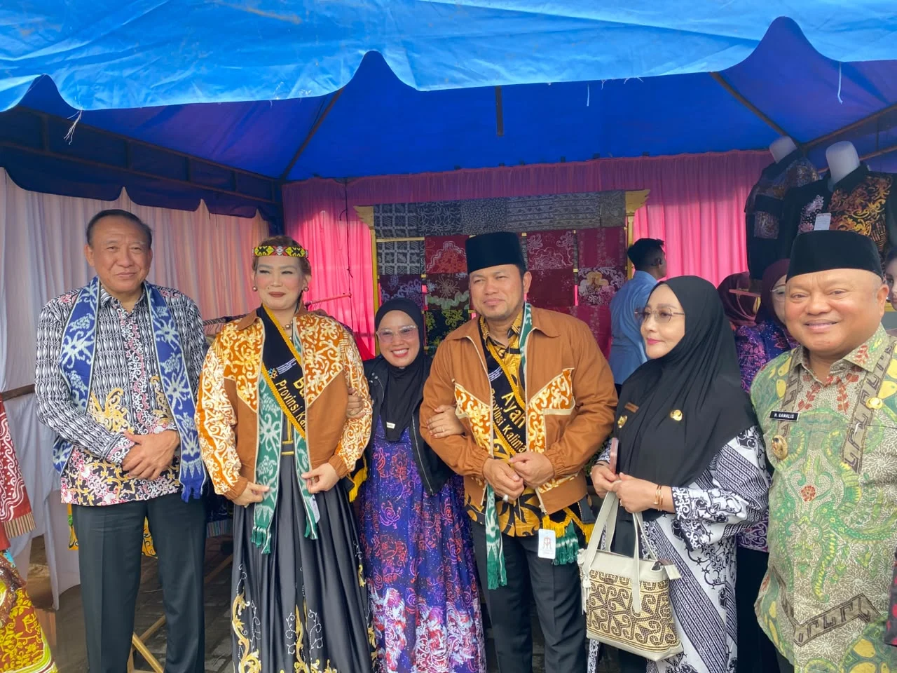 Gubernur Kaltim, Rudy Mas'ud, bersama Bupati Berau Sri Juniarsih mengunjungi stan bazar Pemkab Berau pada puncak peringatan Harganas ke-33 Tingkat Provinsi Kaltim, Kamis (23/7/2026).