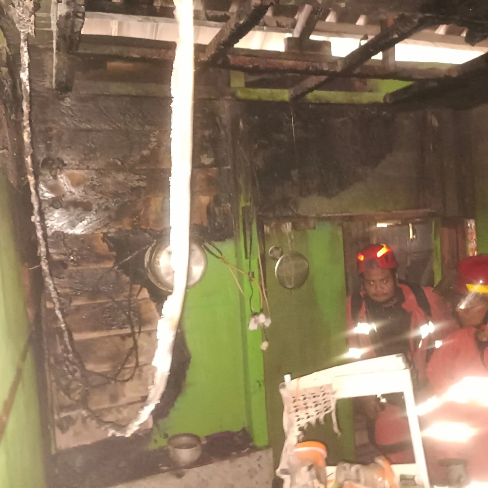 Kompor Lupa Dimatikan saat Antar Suami Kerja, Rumah Sewa di Rinding Terbakar