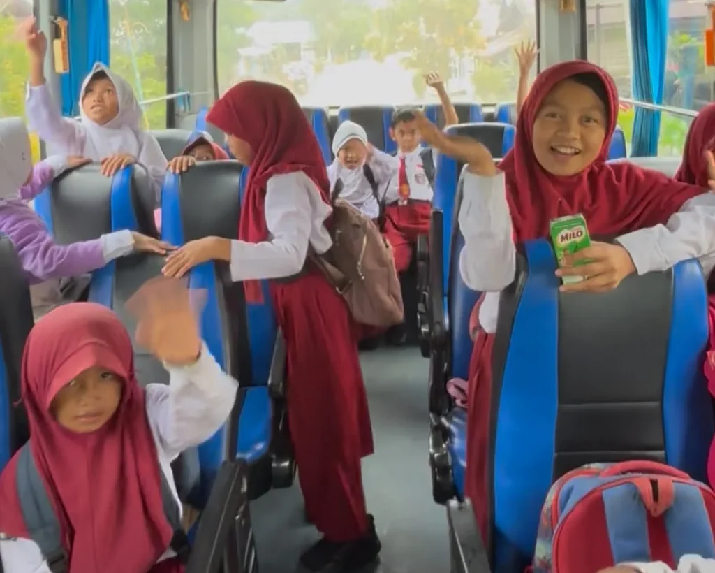Siswa SDN Filial 001 Birang saat perjalanan menuju sekolah induk menggunakan bus bantuan Pemkab Berau, Senin (27/7/2026). (IST)