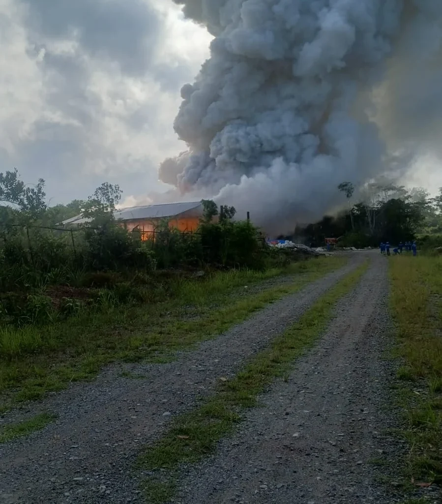 Area penampungan sampah sementara milik PT Kertas Nusantara yang terbakar dan menyebabkan dentuman keras ke area sekitar pada Rabu (29/7/2026). (IST)