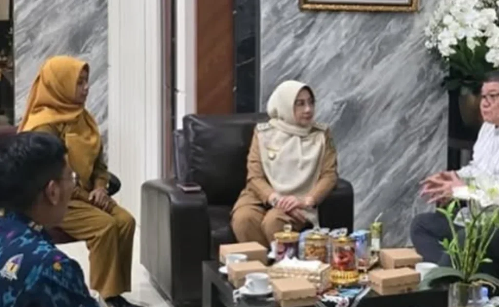 Bupati Berau Sri Juniarsih saat menerima Utusan Presiden Seychelles Nico Barito di Berau (Instagram/@srimaksir)