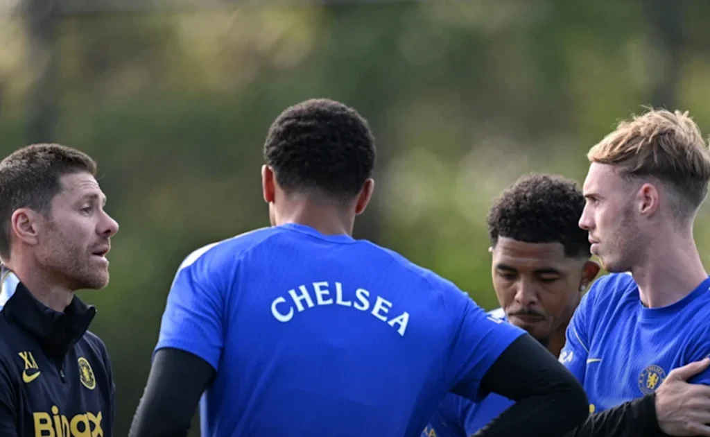 Xabi Alonso saat sesi latihan Chelsea (chelseafc.com)