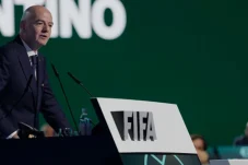 Ramai-ramai Lawan Gianni Infantino Usai Presiden FIFA Mau Jual Piala Dunia