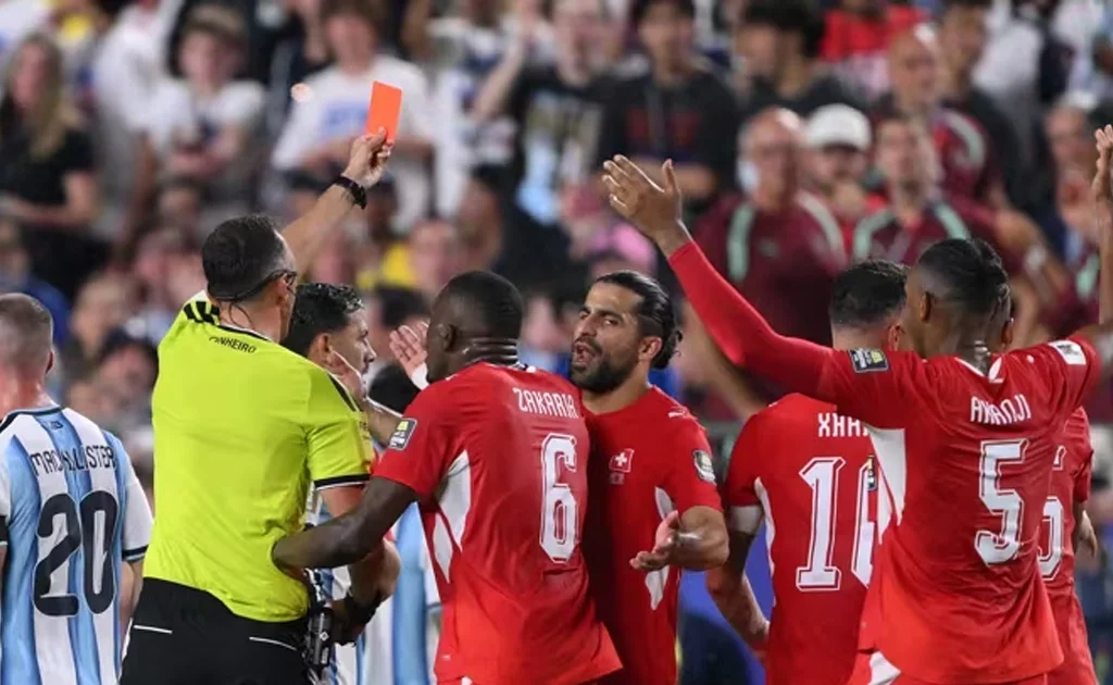 Kartu merah Breel Embolo di laga  perempat final Piala Dunia Argentina vs Swiss (fifa.com)