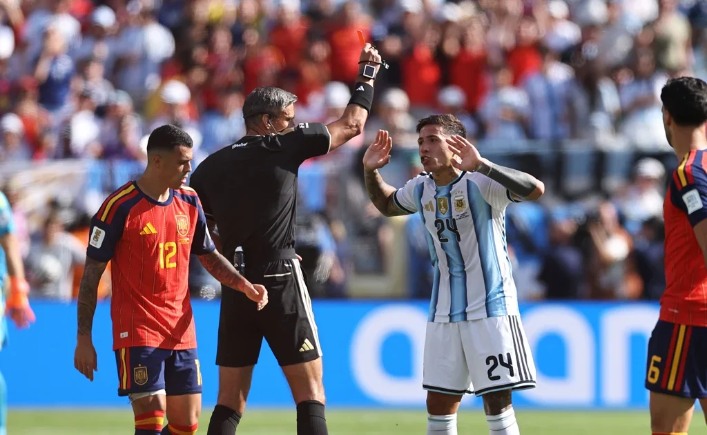 Enzo Fernandez mendapat kartu merah di Final Piala Dunia 2026 Spanyol vs Argentina (fifa.com)