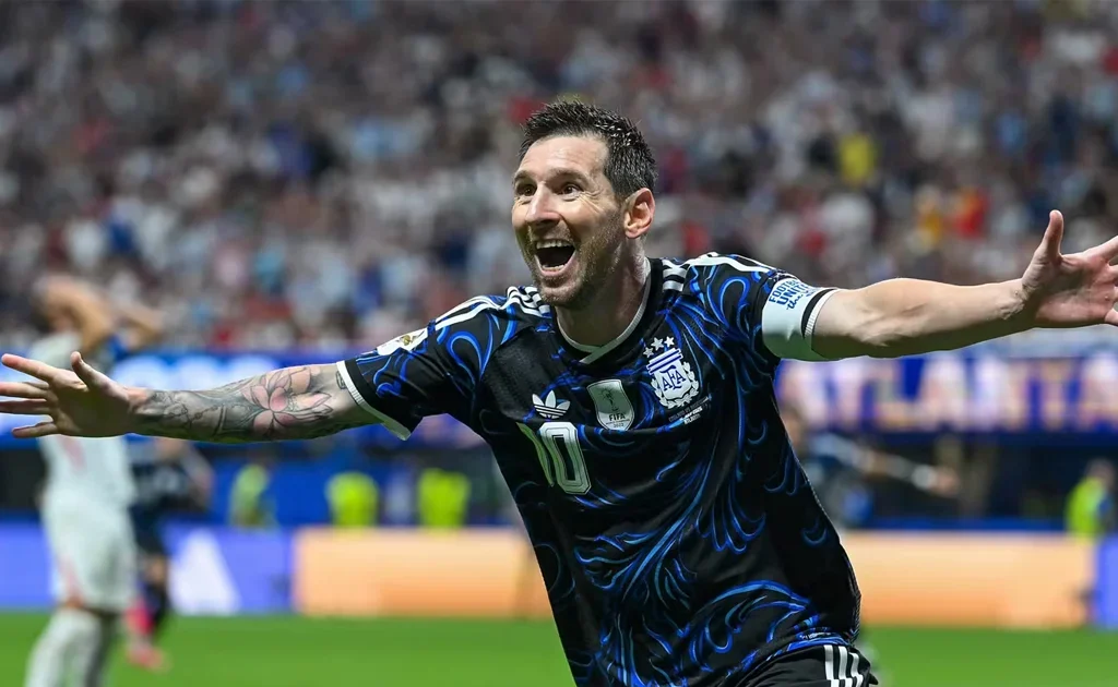 Selebrasi Lionel Messi di laga semifinal Piala Dunia Inggris vs Argentina (fifa.com)