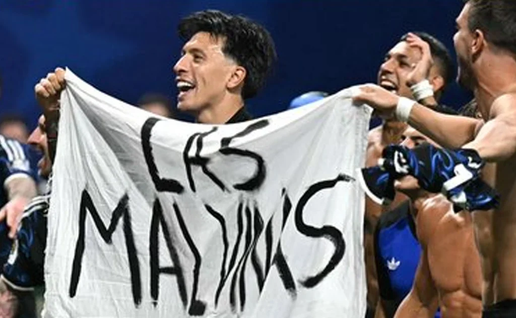 Pemain Argentina saat merentangkan spanduk Malvinas usai singkirkan Inggris di babak semifinal Piala Dunia (X/@azucenau)