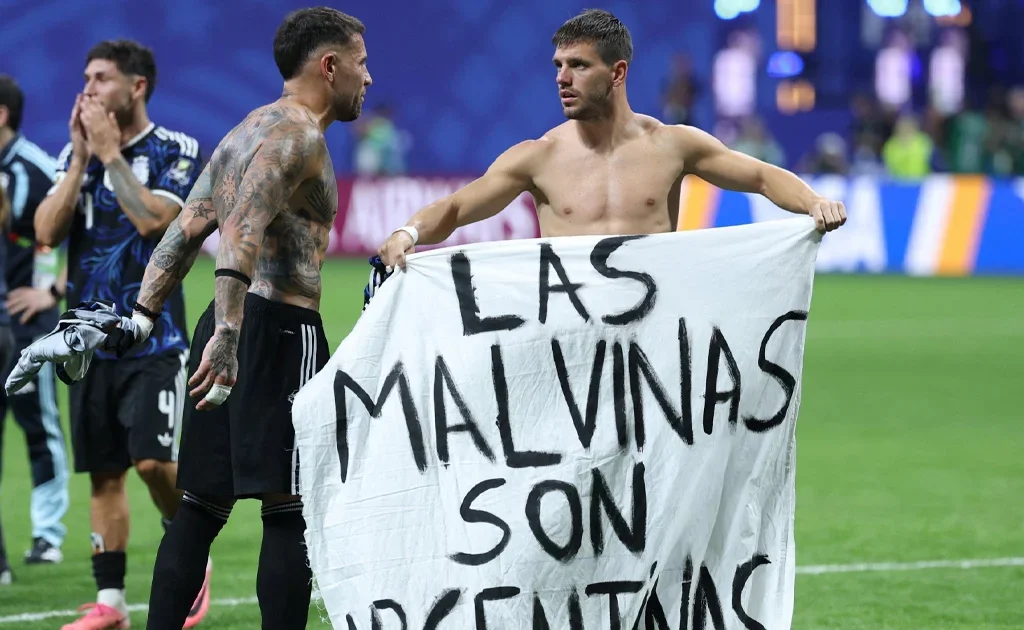 Pemain Argentina saat merentangkan spanduk Malvinas usai singkirkan Inggris di babak semifinal Piala Dunia (X/@azucenau)