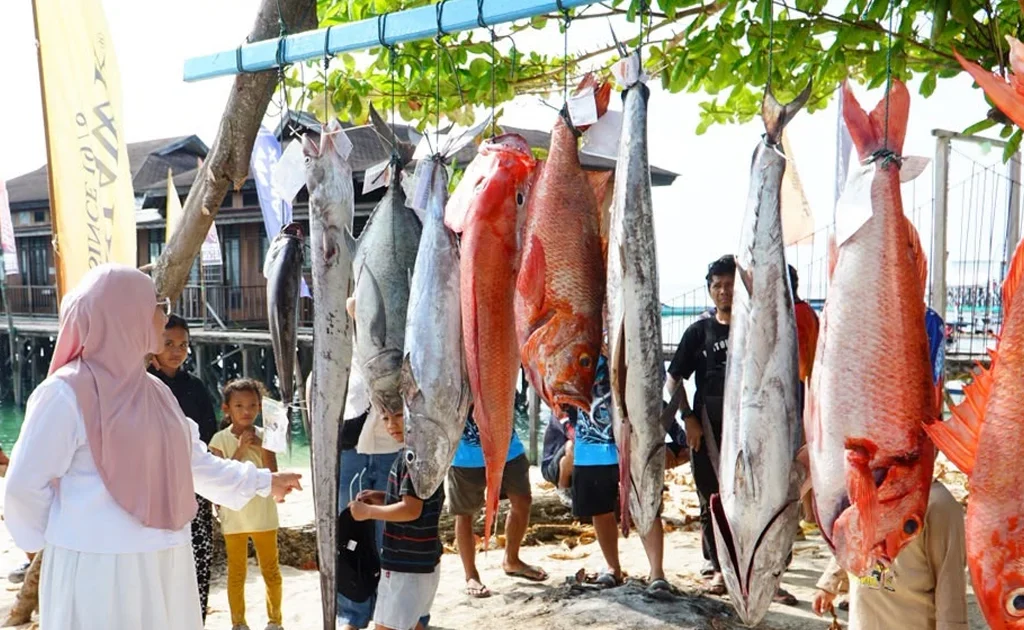 Bupati Berau, Sri Juniarsih saat melihat hasil tangkapan ikan di lomba Berau Fishing Tournament Bupati Cup 2026 Season II, Minggu (12/7/2026).