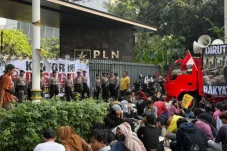 Demo Pemadaman Listrik di Sumatera dan Kalimantan, Massa Aksi Geruduk Kantor Pusat PLN