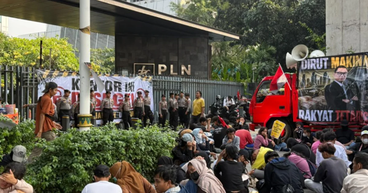 Demo Pemadaman Listrik di Sumatera dan Kalimantan, Massa Aksi Geruduk Kantor Pusat PLN