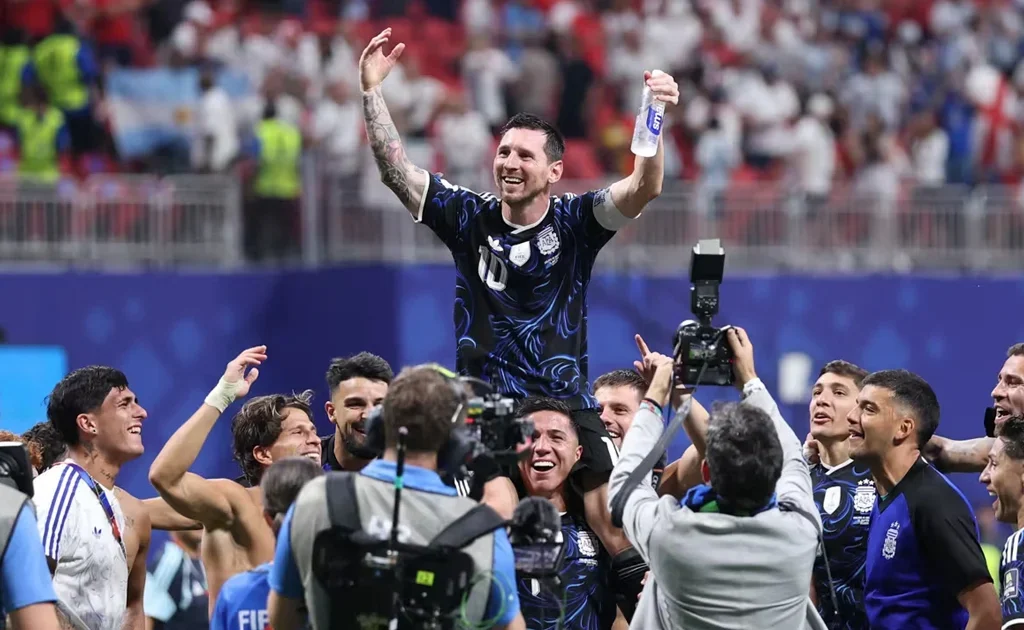 Selebrasi Lionel Messi di laga semifinal Piala Dunia Inggris vs Argentina (fifa.com)