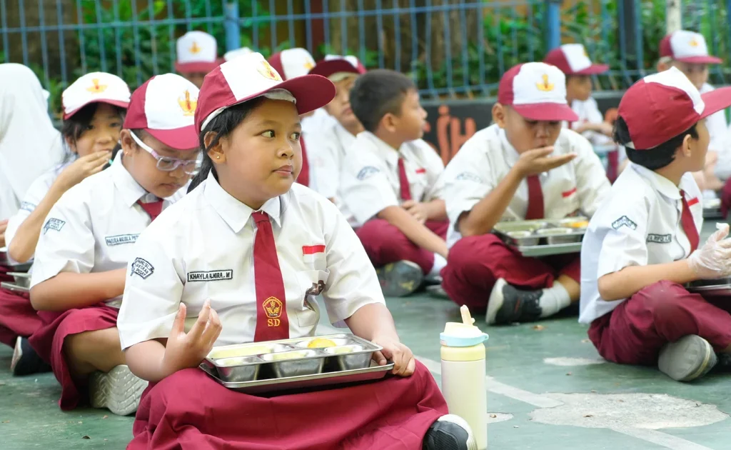 Murid saat menyantap menu MBG (bgn.go.id)