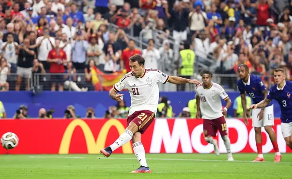 Mikel Oyarzabal sukses cetak gol penalti di laga semifinal Piala Dunia Perancis vs Spanyol (fifa.com)