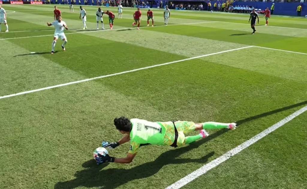 Bounou gagalkan penalti Kylian Mbappe di laga perempat final Piala Dunia Perancis vs Maroko (fifa.com)