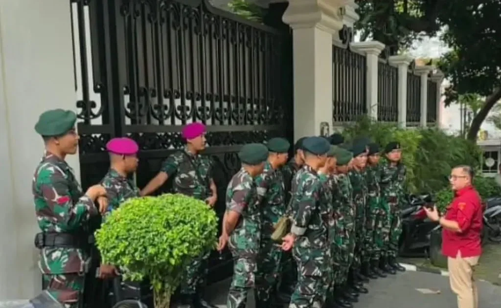 Prajurit TNI saat menjaga kediaman pribadi Jampidsus Kejagung Febrie Adriansyah (Ist)