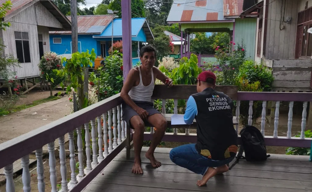 Petugas Sensus Ekonomi BPS saat melakukan sensus (Zuhrie/BT)